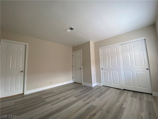 Building Photo - 5368 River Glen Dr