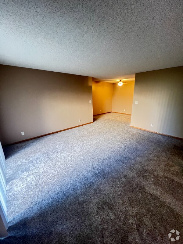 Building Photo - 5010 Emerald Dr