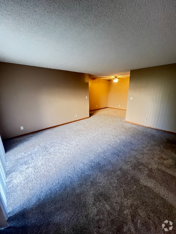 Building Photo - 5010 Emerald Dr