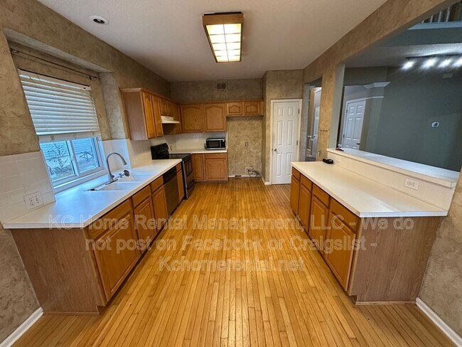 Foto del edificio - 9305 N Charlotte Ct