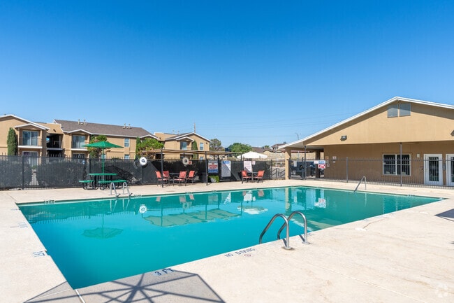 Piscina - The Meridian Apartments