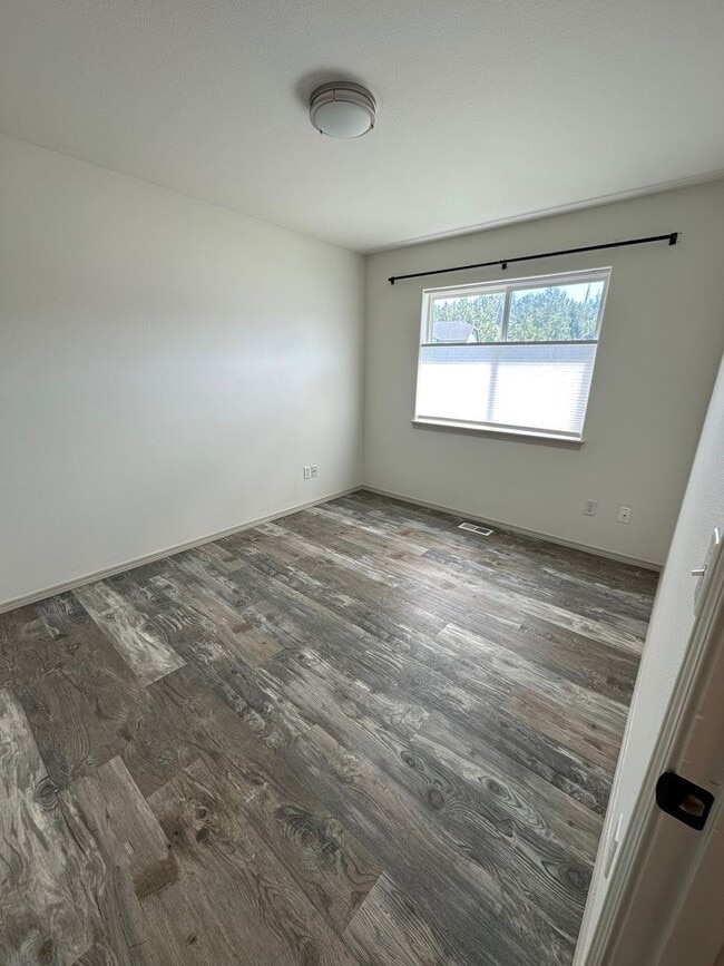 Building Photo - 3 Bed / 2 Bath / Garage / Downtown Wasilla Townhouse