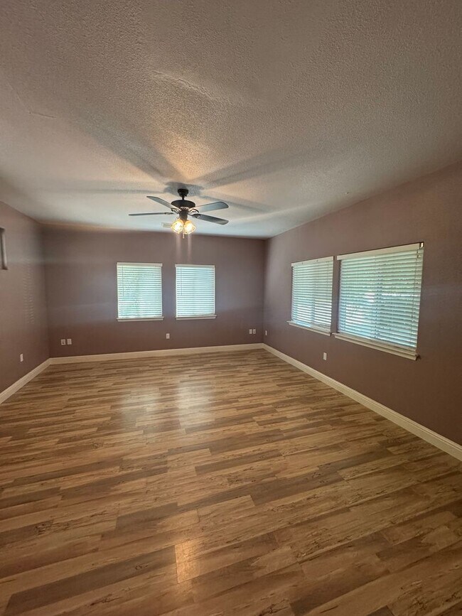 Foto del edificio - STUDIO AVAILABLE NOW - UTILITIES INCLUDED