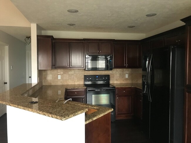 Building Photo - 3 bedroom 2 bath house.  Fenced yard