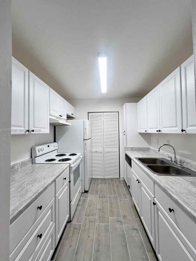 Foto del edificio - 8719 NW 39th St