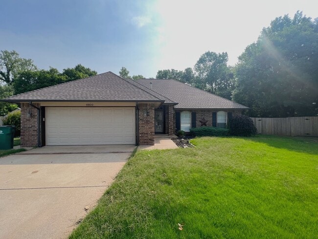 Building Photo - Luxurious Home, Ideal Location!