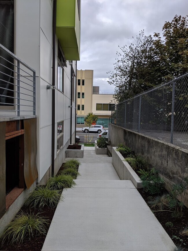 Entrada al patio compartido - 612 Tacoma Ave S