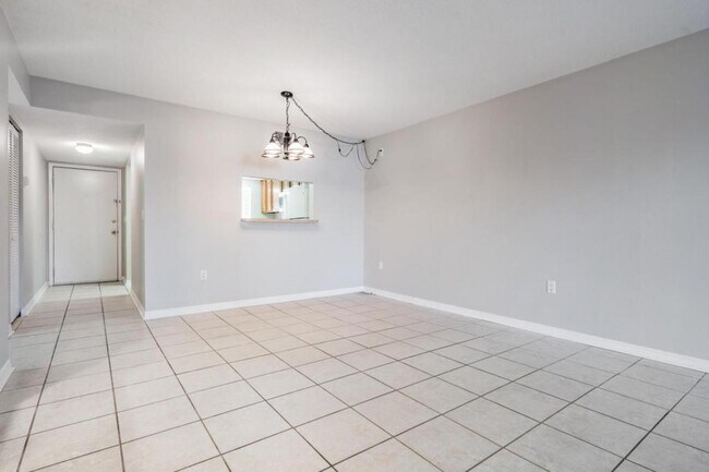 Foto del edificio - 9807 Lombard Court, Unit 107