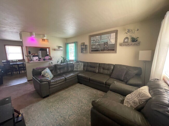 Foto del edificio - 2 BED / 1 BATH DUPLEX