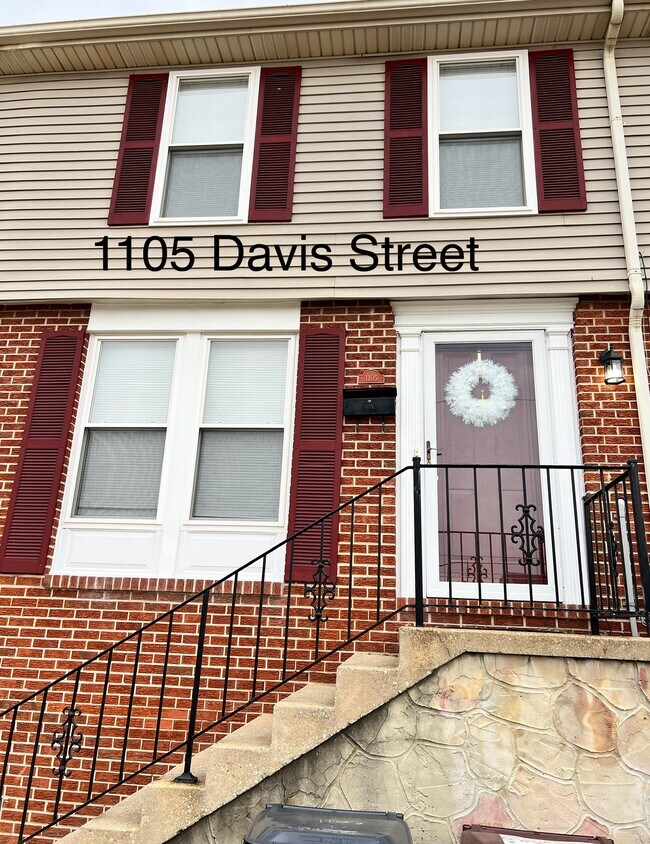 Primary Photo - 1105 Davis St