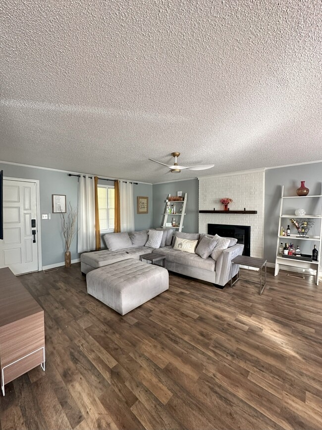 Foto del edificio - 400 Wesley Dr