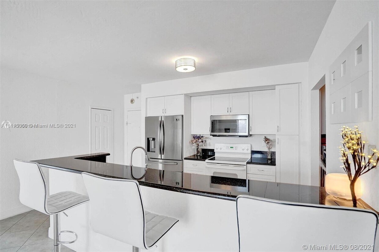 Primary Photo - 10350 W Bay Harbor Dr