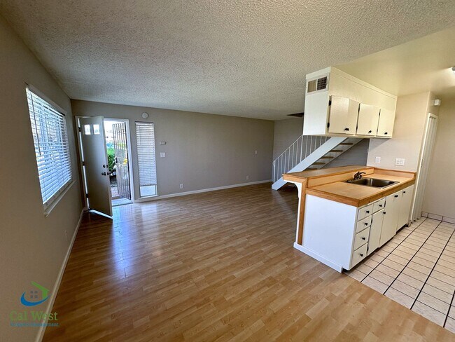 Foto del edificio - $2,495- 2 Bed/1 Bath Two Story Townhome Cl...