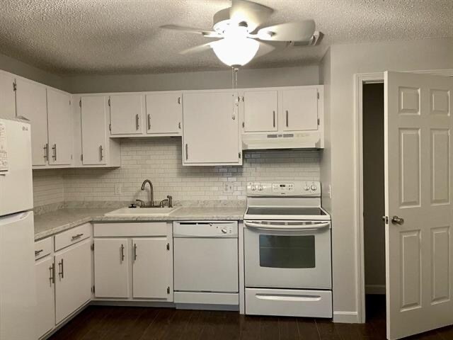 Kitchen - 2 Oak Hill Ln