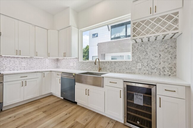 Foto del edificio - 1034 W 17th St