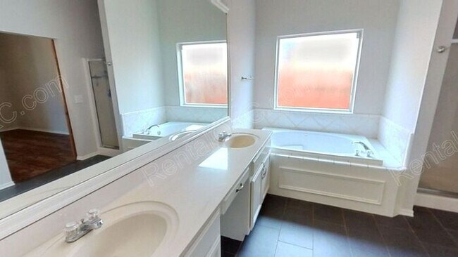 Foto del edificio - 4 Bed 2 Bath near Buck Thomas Park.