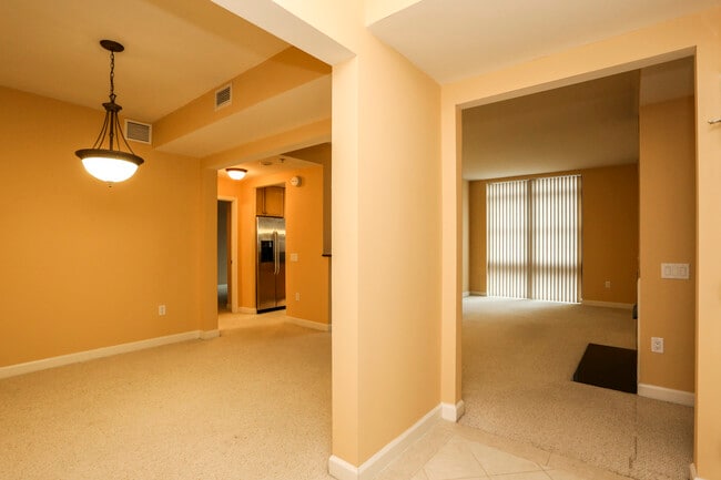 Building Photo - 1830 Fountain Dr