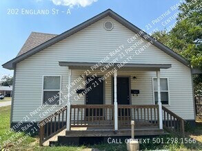 Building Photo - 202 England St