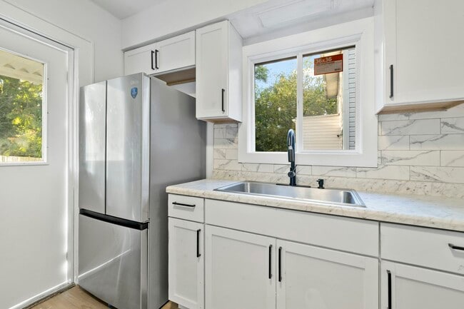 Building Photo - 3701 Leybourn Ave