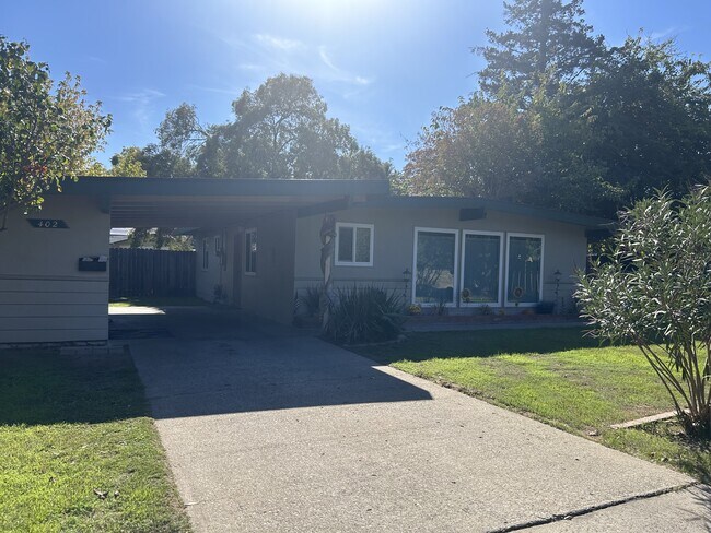 Foto del edificio - 402 Helen Ave