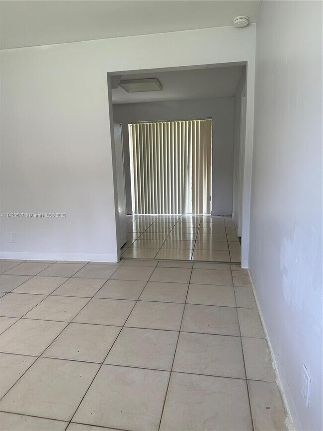 Foto del edificio - 300 SW 9th Ave