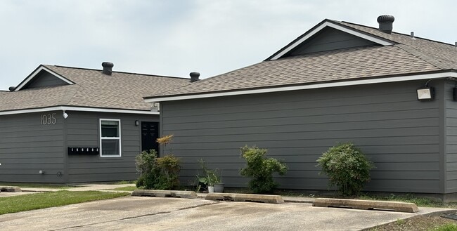 Building Photo - 1035 Giovanni St