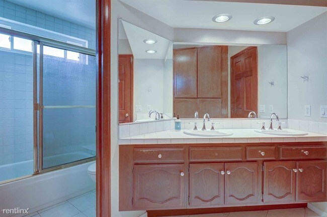 Building Photo - 4 br, 3.5 bath House - 5811 Saint Laurent Dr