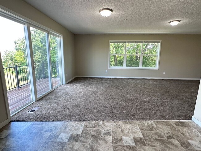 Foto del edificio - Champlin Corner Unit Town Home, 2 Car Garage, Dishwasher, Washer/Dryer, Balcony