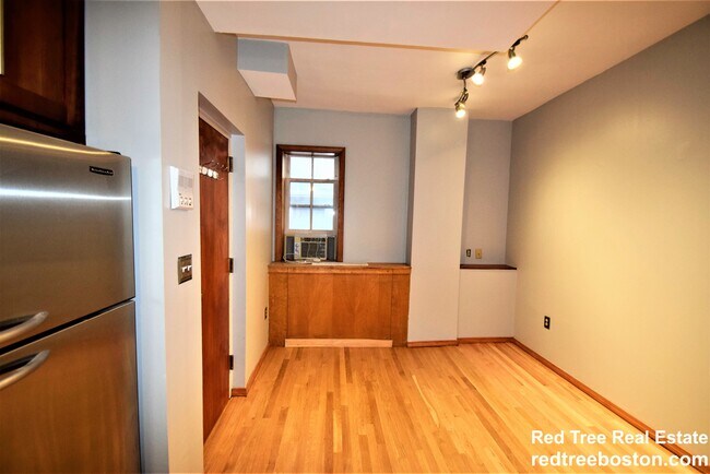 Building Photo - 74 Phillips St