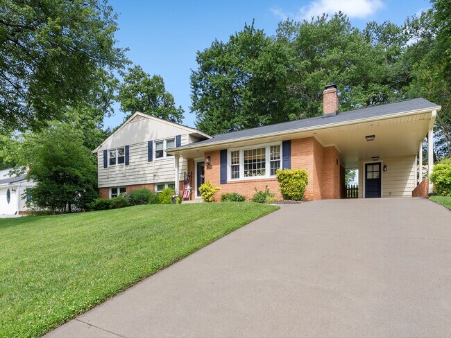 Foto del edificio - Beautifully Updated Home with Finished Lower Level, Fenced Yard & Exceptional Outdoor Living