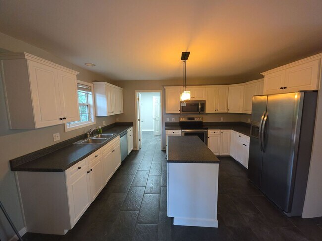 Building Photo - Bright 3 Bedroom Home with Basement, Backyard, and Garage