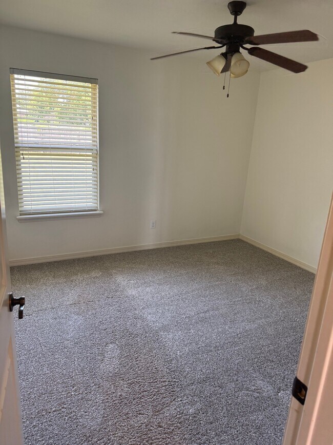Foto del edificio - 489 North Drewrys Bluff Drive