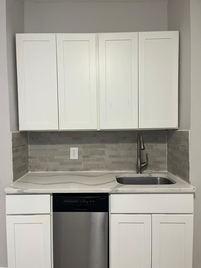 Building Photo - 5713 Hudson Ave