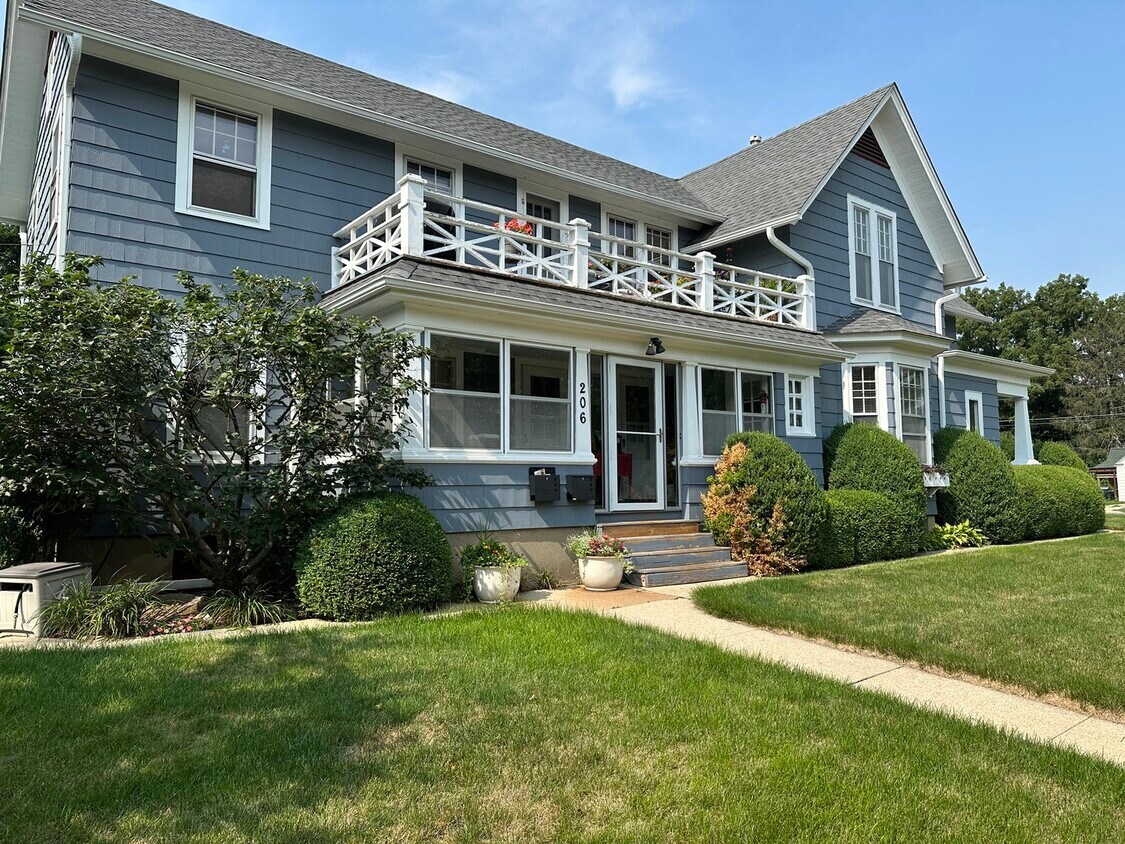 Primary Photo - 206 Oak St