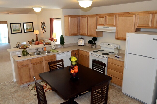 Spacious Kitchens with Breakfast Bar and Room for a Table - Redwood Perrysburg Woodmont Drive