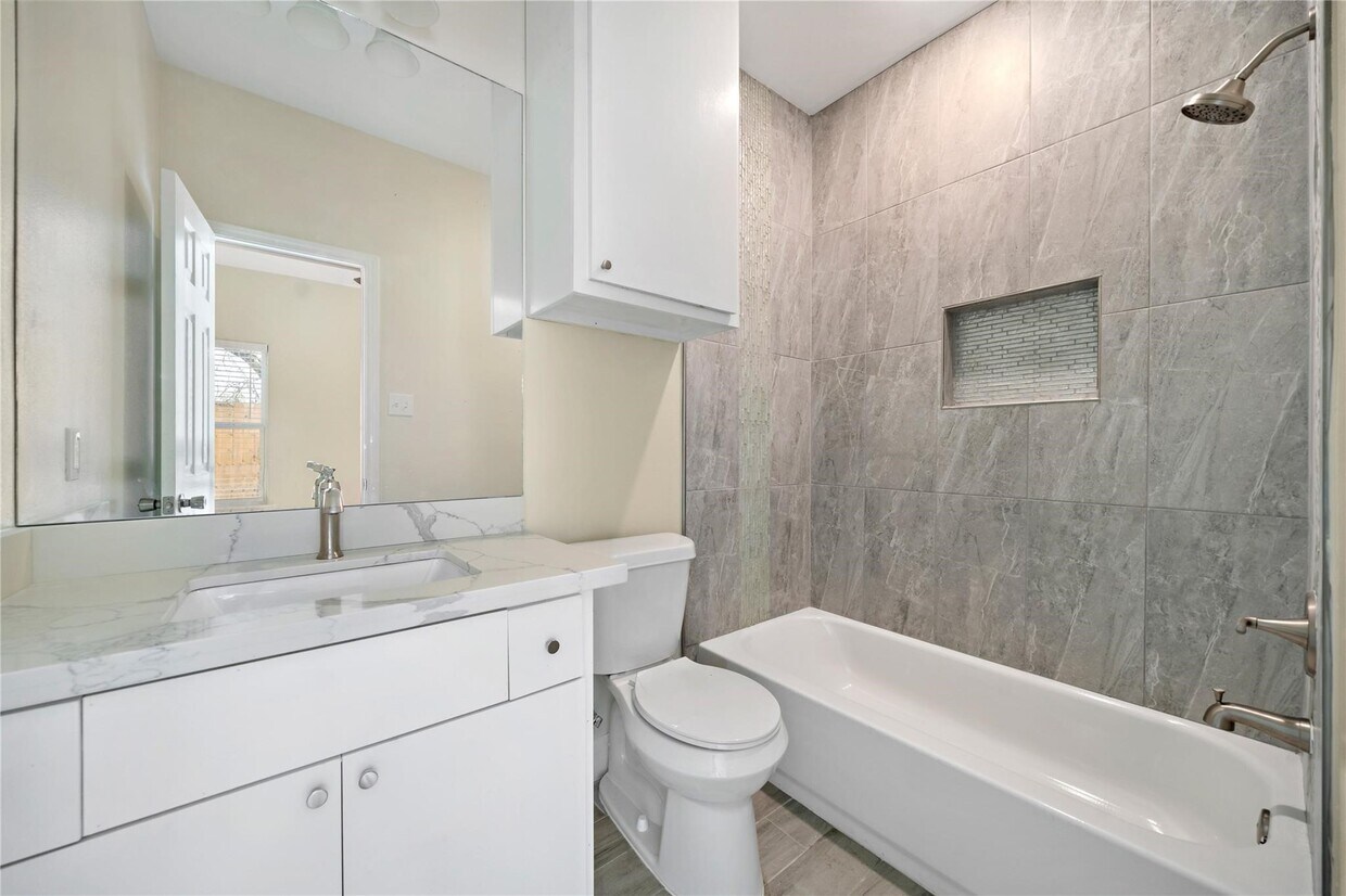 Foto del edificio - 5618 Ridgeway Dr