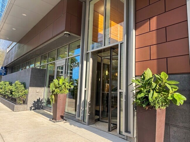 Building Photo - 505 N McClurg Ct