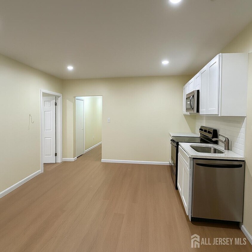 Primary Photo - 166 Throop Ave