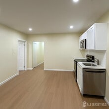 Building Photo - 166 Throop Ave