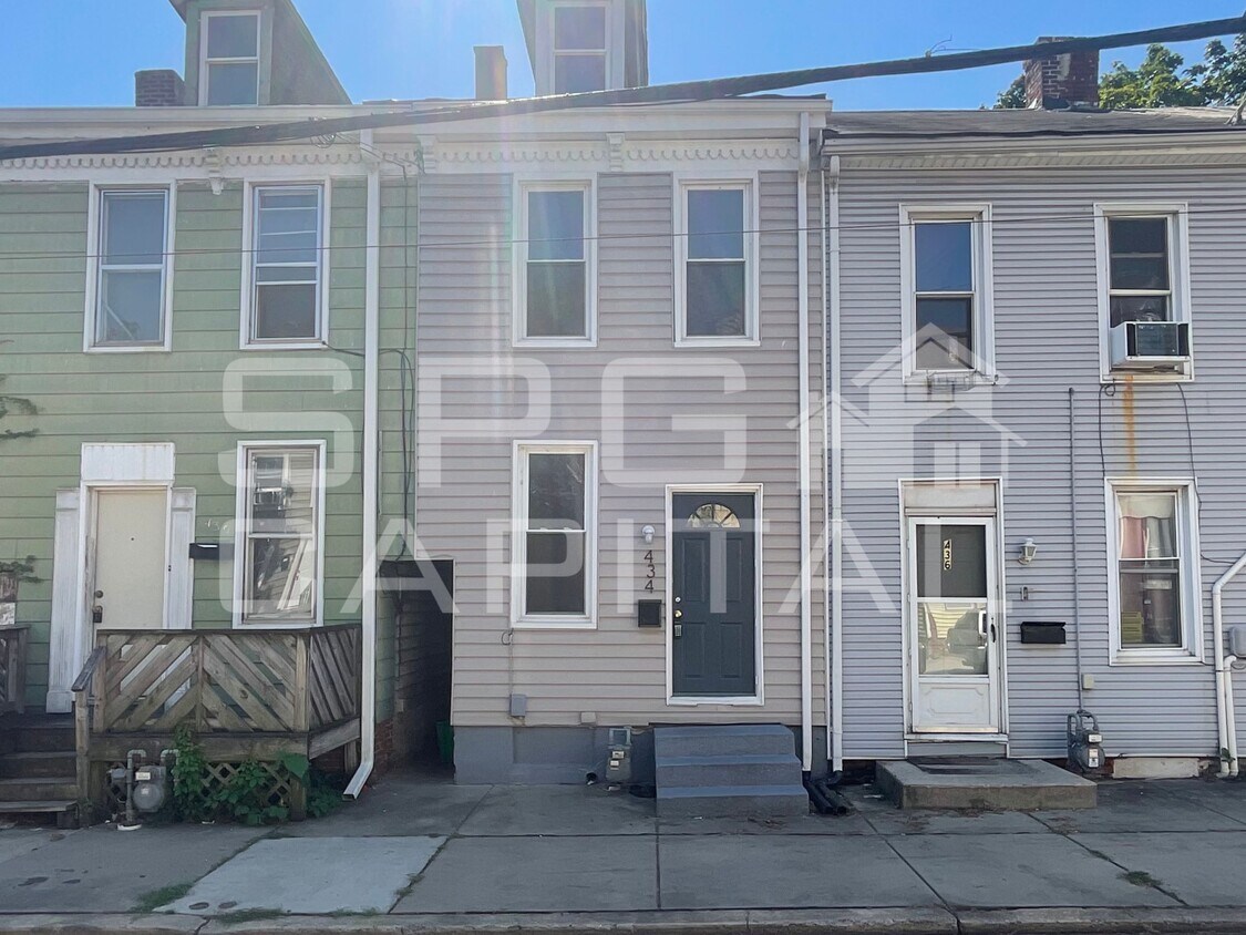 Foto principal - 434 W College Ave