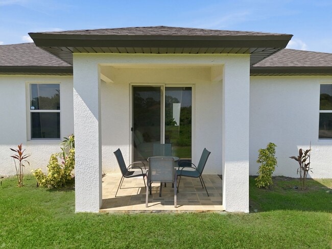 Foto del edificio - Newer 3/2 home all tile