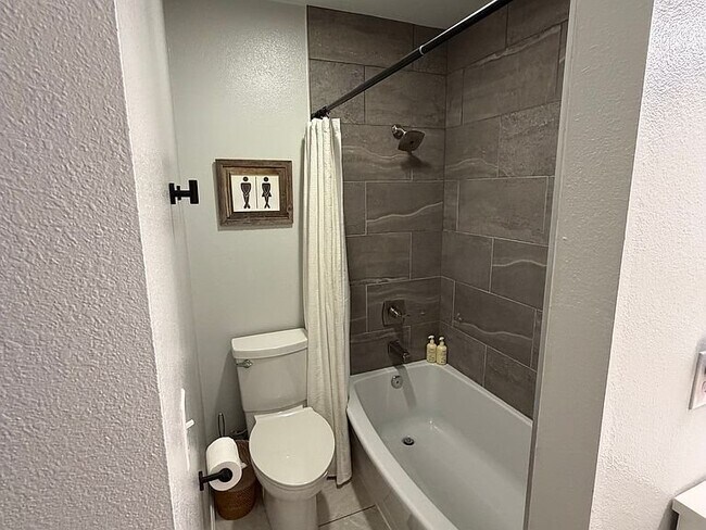Foto del edificio - 12840 Silver Spruce Dr