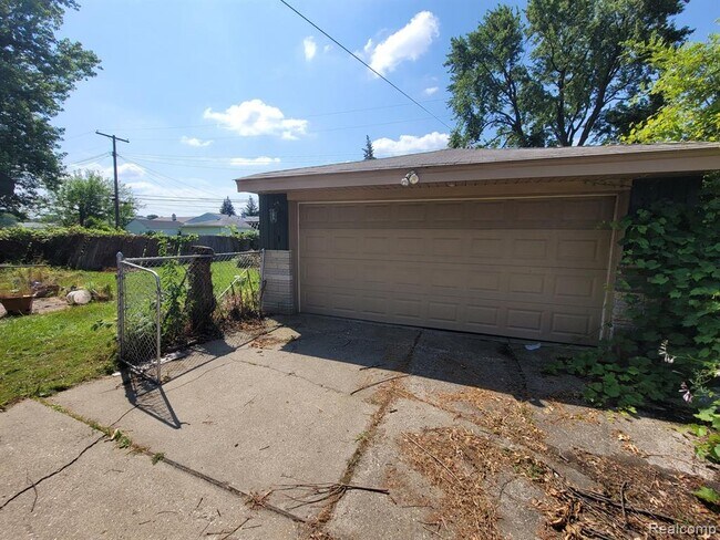 Building Photo - 14388 Hendricks Ave