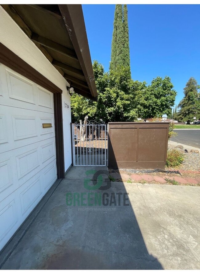 Building Photo - 3 BEDROOM 2 BATH HOME MOVE IN READY IN MOD...