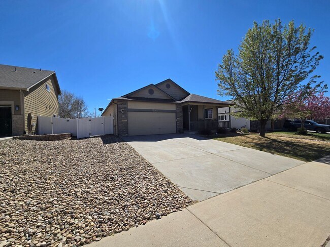 Foto del edificio - Spacious 5B/3B with Finished Basement Now Available!