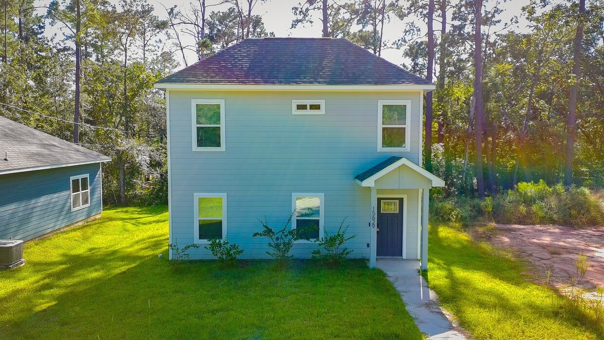 Foto principal - 15629 Holly Dr