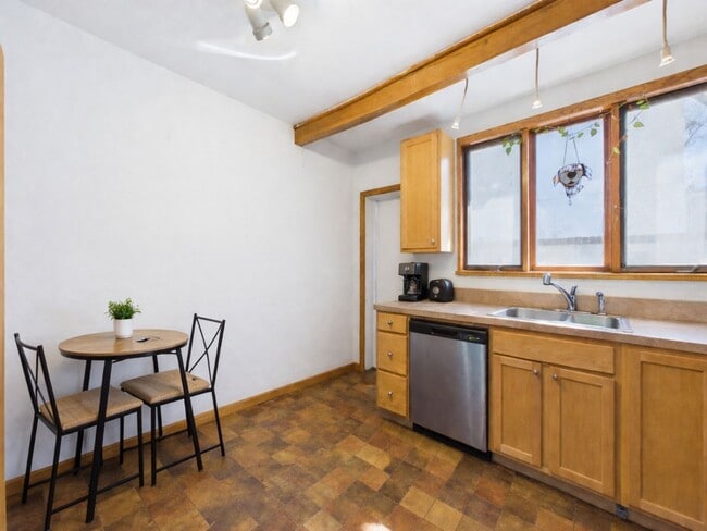 Building Photo - DELIGHTFUL QUEEN VILLAGE TOWNHOUSE.