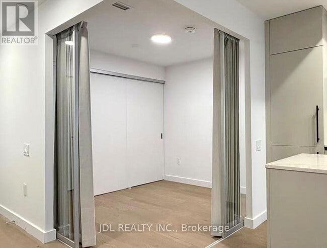 Photo du bâtiment - 1720 Bayview Ave