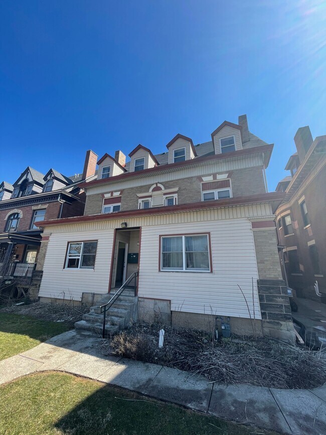 Building Photo - 742 N Negley Ave