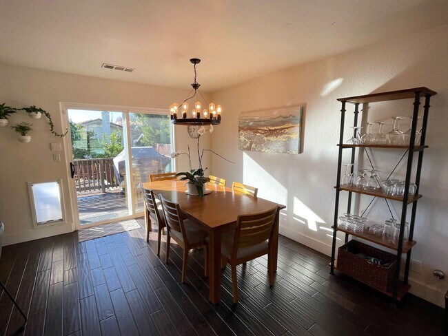 Foto del edificio - 817 Forest Glen Dr